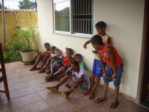 Bambini in attesa di fare la propria pipa