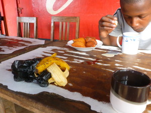 Esempio di colazione alla tanzaniana: thè allo zenzero, banane e mandazi (frittelloni dolci)